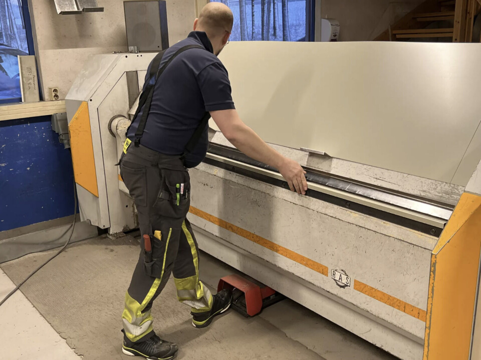 KOMPETANSE. Lars-Morten Brekke har full kontroll på maskinen som bøyer metallplatene slik han vil ha dem.