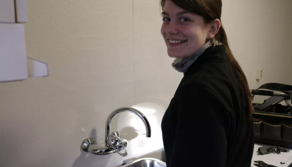 Jobben med montering av vaskekar og bytte av blandebatteri gikk fort. Her er Hanne Navjord med det ferdige resultatet.