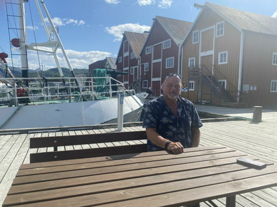 PÅ BRYGGA. Ulf Bakke fremfor bryggene på Rognan som han lenge har vært historisk interessert i. I Næstbybrygga har han sin egen utstilling som mange er innom gjennom sommeren. PÅ BRYGGA. Ulf Bakke fremfor bryggene på Rognan som han lenge har vært historisk interessert i. I Næstbybrygga har han sin egen utstilling som mange er innom gjennom sommeren. Foto: Jan Håkonsen