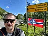 MANNEN OG KLUBBEN. Bjørn L. Olsen var på plass da Arctic Race of Norway kom forbi i Sulitjelma. På plass var også flagget med Bolton-logoen på. Foto: Privat.
