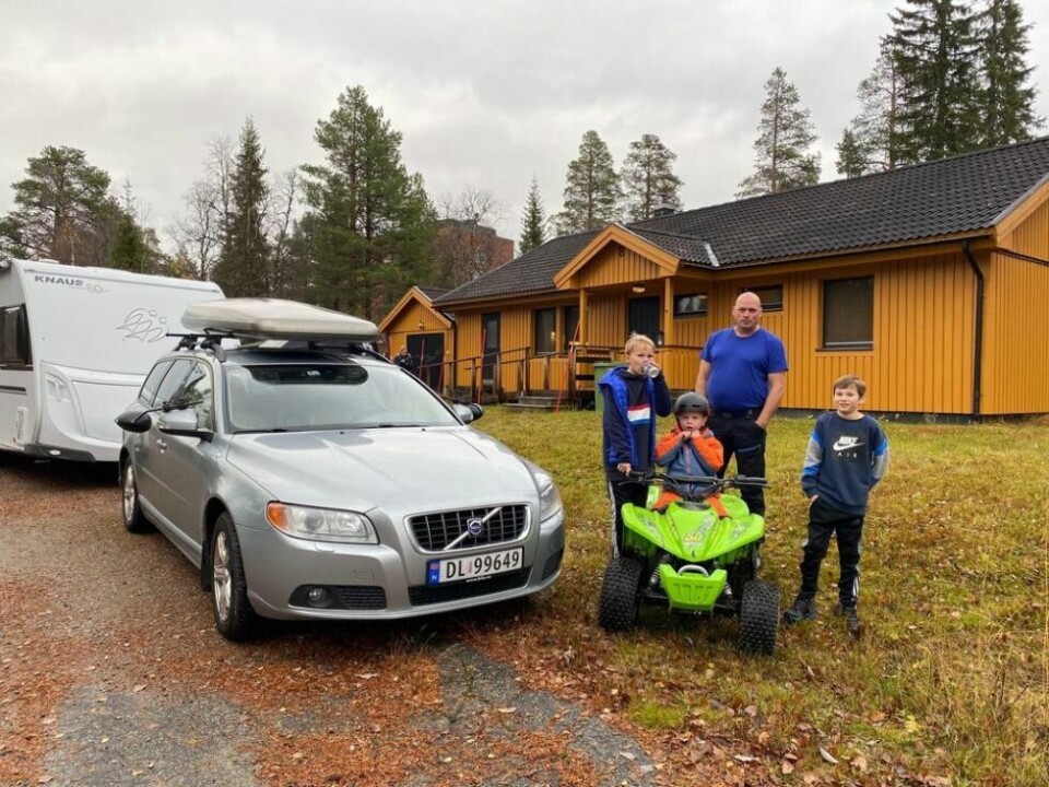 KJIPT. Far Kent Olsen er skuffet å måtte reise tidligere hjem fra Laisvall. Fra venstre sønnen til Kent Olsen, Jørgen Olsen (9) og slektningene Henrik Nedregård (5) og Vegard Olsen(11) KJIPT. Far Kent Olsen er skuffet å måtte reise tidligere hjem fra Laisvall. Fra venstre sønnen til Kent Olsen, Jørgen Olsen (9) og slektningene Henrik Nedregård (5) og Vegard Olsen(11) Foto: Alle foto: Tarjei Abelsen