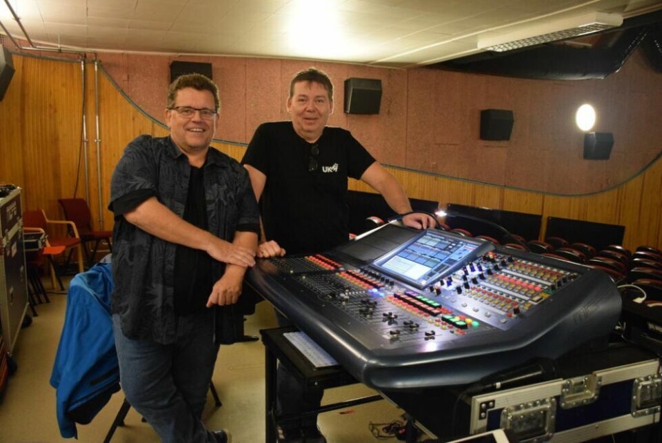 MUSIKK I VENTE. Musiker Espen Melvik (f.v.) og arrangementsansvarlig Bjørn Skoglund i Fauske kommune gleder seg til konsertene som skal være i kinosalen utover høsten. MUSIKK I VENTE. Musiker Espen Melvik (f.v.) og arrangementsansvarlig Bjørn Skoglund i Fauske kommune gleder seg til konsertene som skal være i kinosalen utover høsten. Foto: Eva S. Winther