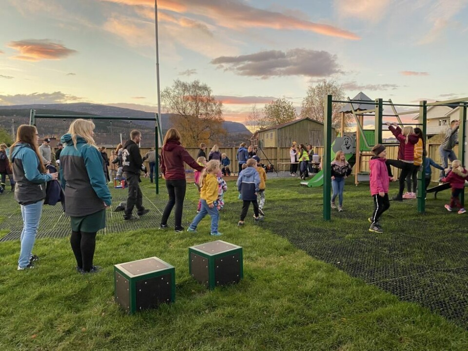 Mange tok turen til åpninga av Myre aktivitetspark. Snart kommer også skaterampene på plass. Mange tok turen til åpninga av Myre aktivitetspark. Snart kommer også skaterampene på plass. Foto: Eva S. Winther