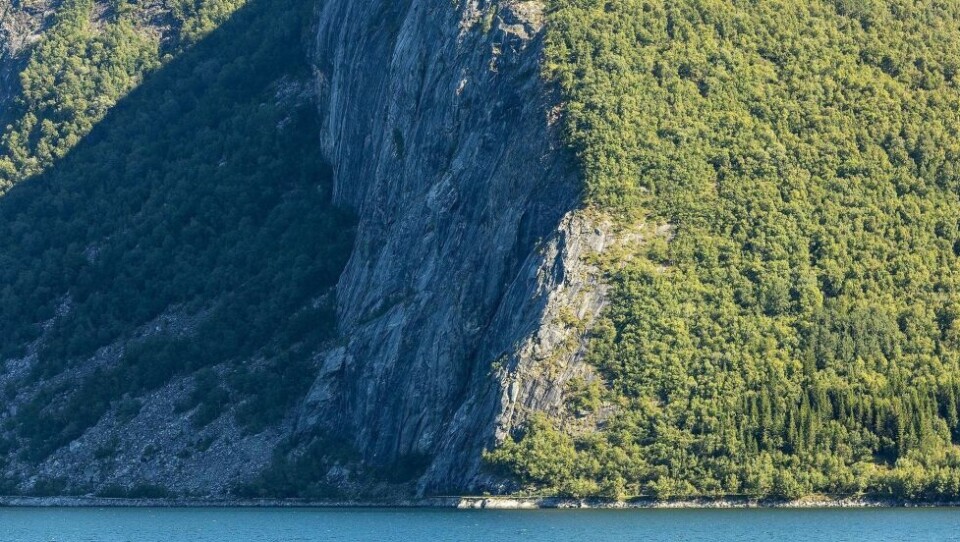 FARLIG Å FERDES. Det er under denne fjellsiden ved Nupen at gammelveien til Misvær, som fortsatt brukes som sykkelvei, blir stengt av. FARLIG Å FERDES. Det er under denne fjellsiden ved Nupen at gammelveien til Misvær, som fortsatt brukes som sykkelvei, blir stengt av. Foto: Eivind Nilsen