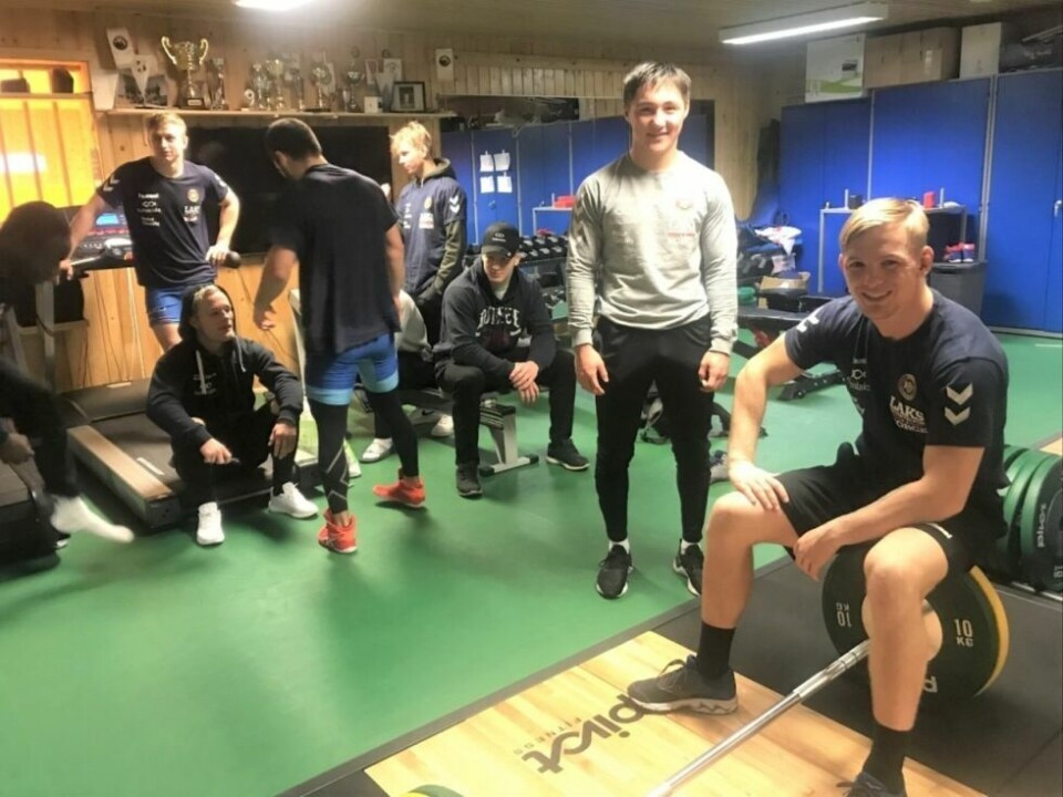 SATSER PÅ LANDSLAGET. Benjamin Hansen (17) sikter på Oslo etter videregående, for å trene for fullt med landslaget. Her på treningsrommet til Fauske atletklubb sammen med klubbtrener Petter Carlsen (t.h.) og litt av brytelandslaget i bakgrunnen. SATSER PÅ LANDSLAGET. Benjamin Hansen (17) sikter på Oslo etter videregående, for å trene for fullt med landslaget. Her på treningsrommet til Fauske atletklubb sammen med klubbtrener Petter Carlsen (t.h.) og litt av brytelandslaget i bakgrunnen. Foto: Maria Edvardsen
