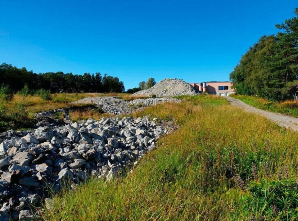 MÅ RYDDE. Det ligger mye masse igjen på sentralskoletomta på Fauske. Nå har Miris Eiendom fått ny frist til å rydde opp til våren 2021. MÅ RYDDE. Det ligger mye masse igjen på sentralskoletomta på Fauske. Nå har Miris Eiendom fått ny frist til å rydde opp til våren 2021. Foto: Fauske Kommune
