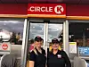 NYTT TILBUD. Nå skal Sandra Pedersen og Tove-Kristin Eliassen på Circle K Fauske selge pizza fra Peppes. Foto: ukjent