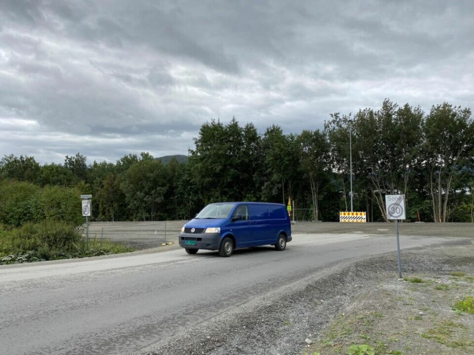 VEIARBEID. På grunn av graving i Rognveien var dette den eneste veien fra Hauan til Fauske sentrum. Men nå åpner Rognveien igjen, og man slipper å kjøre via småveiene i Hauan. VEIARBEID. På grunn av graving i Rognveien var dette den eneste veien fra Hauan til Fauske sentrum. Men nå åpner Rognveien igjen, og man slipper å kjøre via småveiene i Hauan. Foto: Helge Simonsen