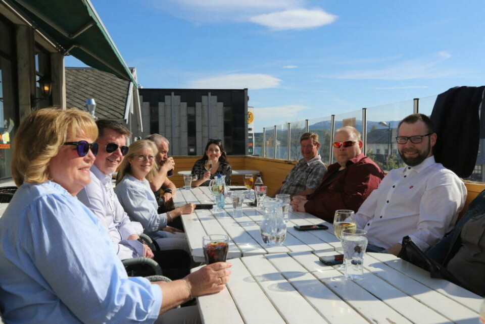FORNØYD GJENG. Medlemmer fra Høyre, Frp og Inp tok turen til Orion for å nyte finværet etter kommunestyremøtet torsdag denne uken. - Nå feirer vi at utestedene selv kan velge om de vil skjenke alkohol til klokken 02 eller 03, sier Kassandra Petsa (Frp) og hever vinglasset til en skål. FORNØYD GJENG. Medlemmer fra Høyre, Frp og Inp tok turen til Orion for å nyte finværet etter kommunestyremøtet torsdag denne uken. - Nå feirer vi at utestedene selv kan velge om de vil skjenke alkohol til klokken 02 eller 03, sier Kassandra Petsa (Frp) og hever vinglasset til en skål. Foto: Lise Berntzen