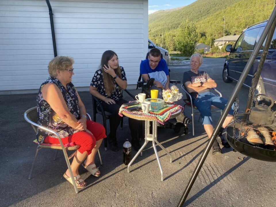 GODE NABOER. Eva Fredriksen (t.v.) og mannen Willy (t.h.) har fått et nært forhold til Kent-Ove Ørnes etter at de flyttet inn i nabohuset. Her er de sammen med assistenten Melinda Steffensen. GODE NABOER. Eva Fredriksen (t.v.) og mannen Willy (t.h.) har fått et nært forhold til Kent-Ove Ørnes etter at de flyttet inn i nabohuset. Her er de sammen med assistenten Melinda Steffensen. Foto: Eva S. Winther