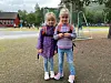 SPENTE FOR FØRSTE SKOLEDAG. De to venninnene Linnea Sofie Bjørnvoll (t.v.) og Anna Leate Larsen på seks år er både spente og klare for sin aller første skoledag. Foto: Helge Simonsen