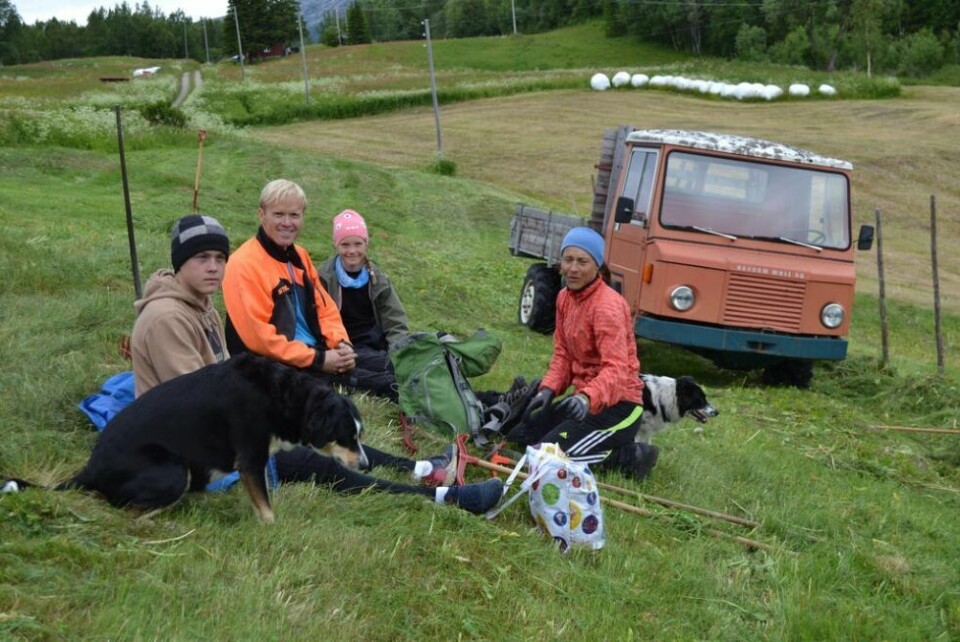 Familien Berquist i Karbøl tar vare på arven med å hesje graset. (f.v.) Inga , Harald , Kjersti , Gaute og Gunn Berquist. Ingolf Berquist ble ikke med på bildet, men er med i hesjingen han også. Familien Berquist i Karbøl tar vare på arven med å hesje graset. (f.v.) Inga , Harald , Kjersti , Gaute og Gunn Berquist. Ingolf Berquist ble ikke med på bildet, men er med i hesjingen han også. Foto: Ole Kristian Andreassen