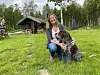 GJESTER PÅ GÅRDEN. Laila Ingvaldsen, som til vanlig jobber ved Nordland nasjonalparksenter, leier ut hytte øverst i Evenesdalen. Her sammen med hunden Taxi, som gjerne blir med gjestene på tur. Alle foto: Eva S. Winther