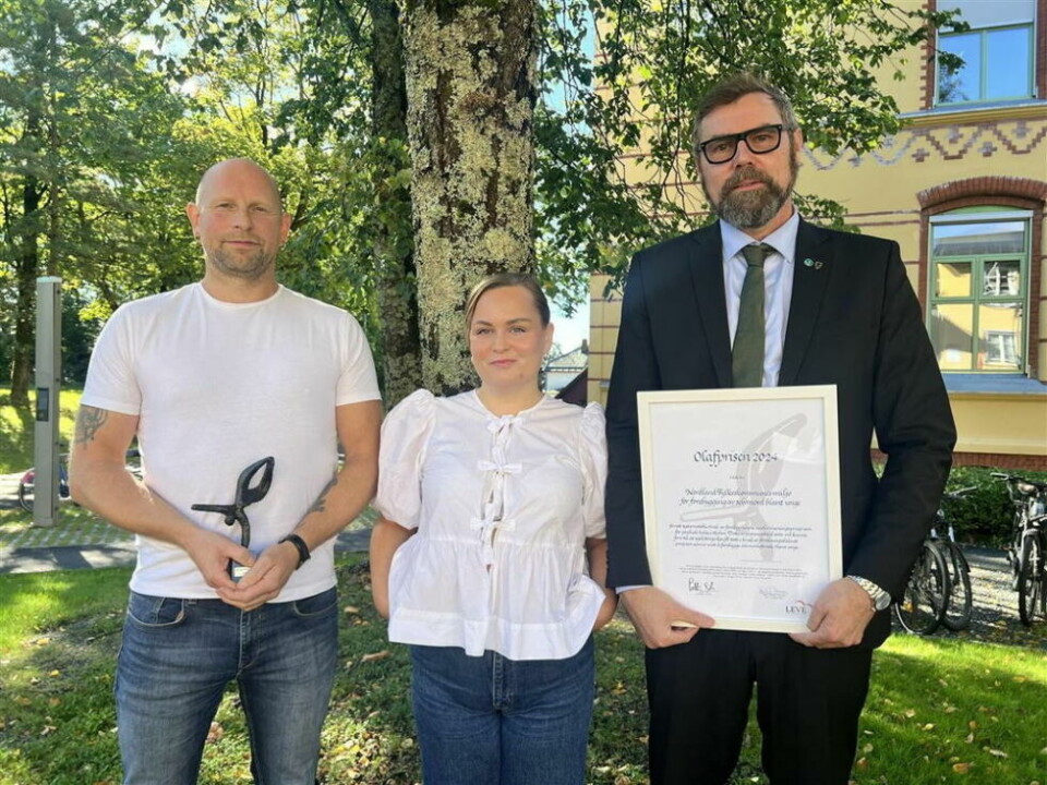 Nordland fylkeskommune fikk 10. september Olafprisen for sitt systematiske arbeid for selvmordsforebygging. Fra venstre Ronny Olsen som leder arbeidet i Nordland fylkeskommune, Andrea Tveit Stenseth, medlem av juryen for Olafprisen og leder av Unge LEVE, samt fylkesråd Arne Ivar Mikalsen. Nordland fylkeskommune fikk 10. september Olafprisen for sitt systematiske arbeid for selvmordsforebygging. Fra venstre Ronny Olsen som leder arbeidet i Nordland fylkeskommune, Andrea Tveit Stenseth, medlem av juryen for Olafprisen og leder av Unge LEVE, samt fylkesråd Arne Ivar Mikalsen. Foto: Ellen Anker Storset, LEVE