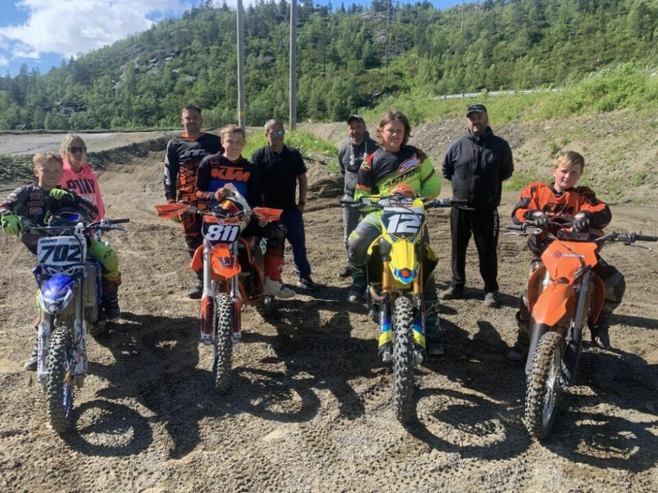 BRA MILJØ. Både foreldre og fører stortrives i Dråvika. På bildet er Dennis Berg Stene, Annie Berg, Odd inge Stene, Oskar Olsen, Ben Oskar Olsen, Ørjan Vallla, Stian I. Valla, Terjo Mohus og Øyvind Mohus. BRA MILJØ. Både foreldre og fører stortrives i Dråvika. På bildet er Dennis Berg Stene, Annie Berg, Odd inge Stene, Oskar Olsen, Ben Oskar Olsen, Ørjan Vallla, Stian I. Valla, Terjo Mohus og Øyvind Mohus. Foto: Espen Johansen