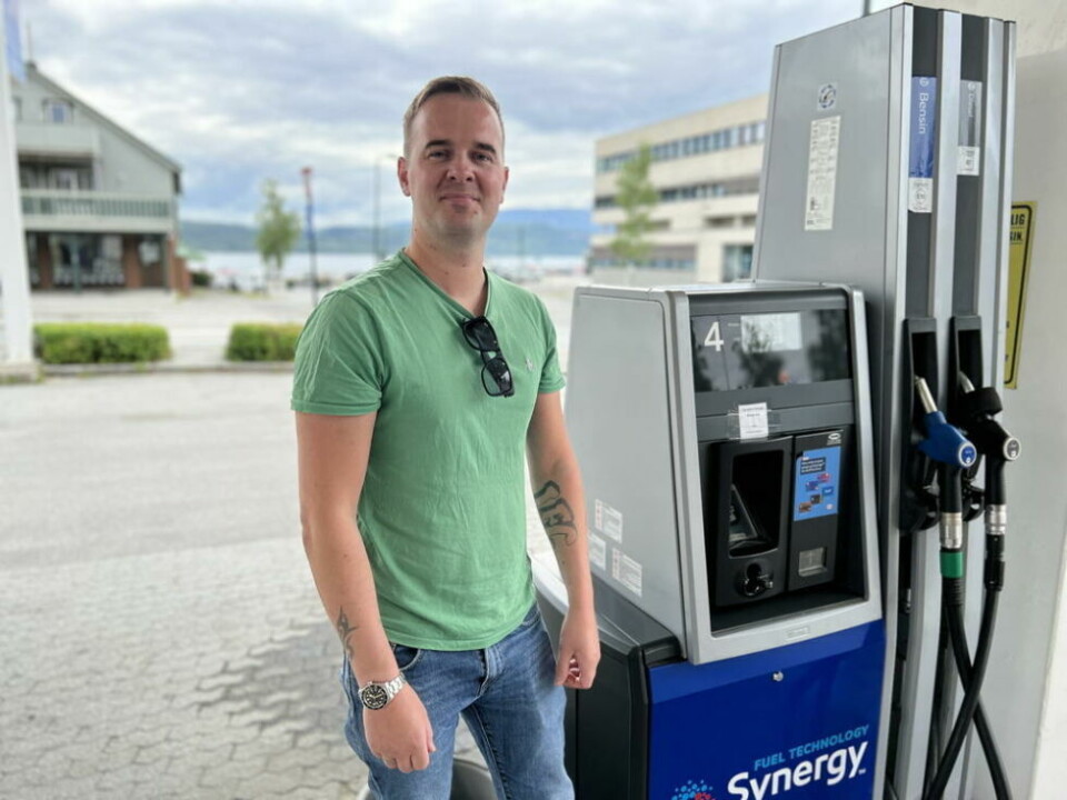 LANG FARTSTID. Han begynte å jobbe på Esso som 16-17-åring og har vært der siden. I 2020 overtok Anders Leier stasjonen etter Stein Halvorsen og har ikke angret. Ikke litt engang. - Jeg stortrives med jobben og som del av den familien vi er, vi som jobber der, sier han. LANG FARTSTID. Han begynte å jobbe på Esso som 16-17-åring og har vært der siden. I 2020 overtok Anders Leier stasjonen etter Stein Halvorsen og har ikke angret. Ikke litt engang. - Jeg stortrives med jobben og som del av den familien vi er, vi som jobber der, sier han. Foto: Espen Johansen