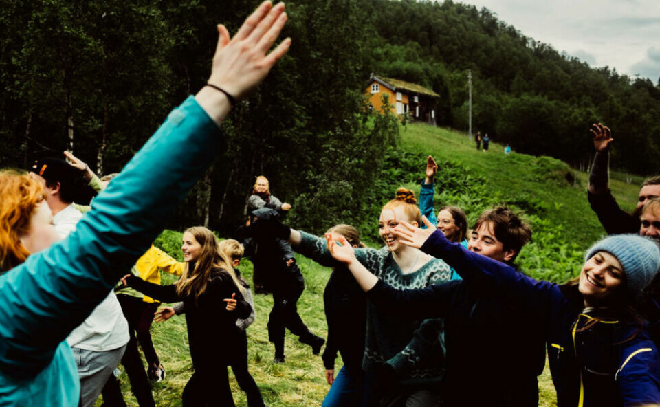 STOR PRODUKSJON. Kjelvikspillet er et resultat av et flerårig workshop-basert samarbeid mellom en gruppe barn og ungdommer, og profesjonelle kunstnere. Hele 64 personer er i sving for å skape årets spill. Her fra Sondre Larsens oppvarming med aktørene. STOR PRODUKSJON. Kjelvikspillet er et resultat av et flerårig workshop-basert samarbeid mellom en gruppe barn og ungdommer, og profesjonelle kunstnere. Hele 64 personer er i sving for å skape årets spill. Her fra Sondre Larsens oppvarming med aktørene. Foto: Martin Losvik