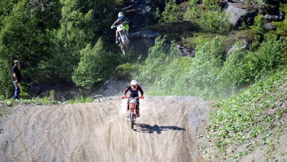 LUFTIG. Oskar Olsen og Dennis Berg Stene får seg noen lufteturer på trening i Dråvika. LUFTIG. Oskar Olsen og Dennis Berg Stene får seg noen lufteturer på trening i Dråvika. Foto: Espen Johansen