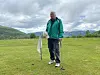 IDYLLISK. Terje Nansmork (82) har laget sin egen golfbane på slåttemarka bak huset i Megården. Der har han flott utsikt til fjellene rundt. Alle foto: Eva S. Winther