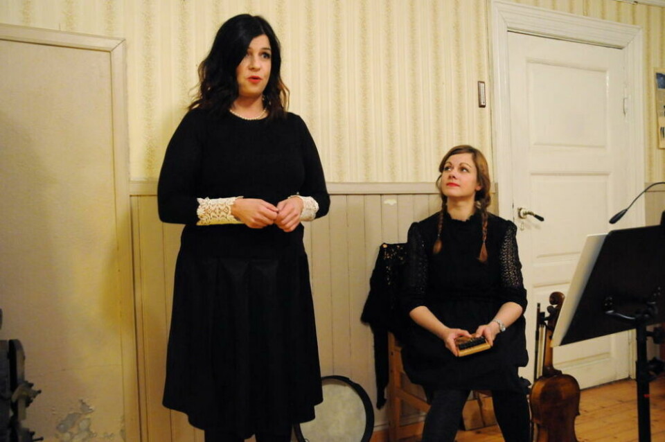 MUSIKK. Eirin Edvardsen (t.v.) og Maria Piel har et musikalsk innslag på sesongåpningen på Beiarn bygdetun. MUSIKK. Eirin Edvardsen (t.v.) og Maria Piel har et musikalsk innslag på sesongåpningen på Beiarn bygdetun. Foto: Maria Edvardsen