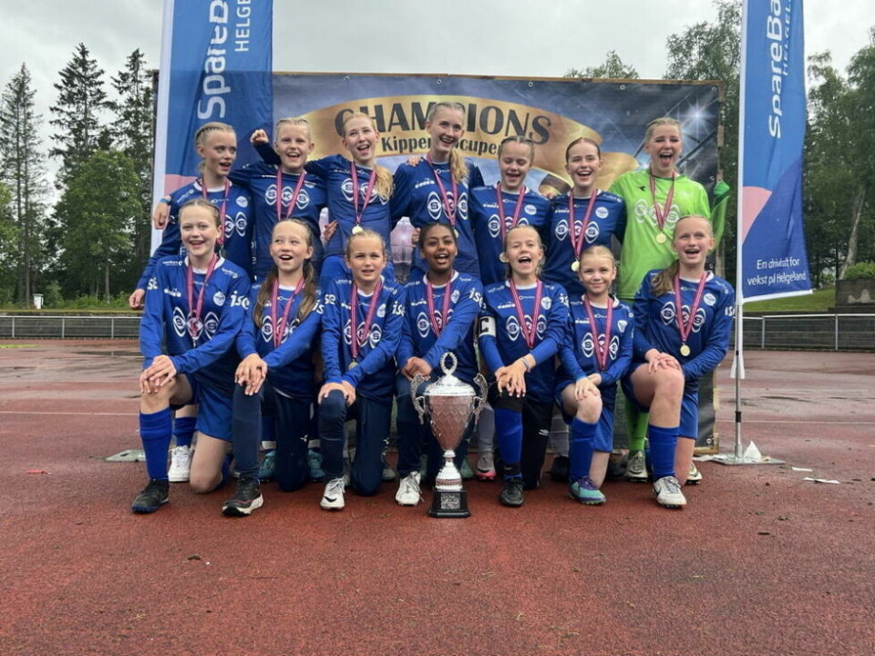 VINNERLAGET. Fauske/Sprint J13 gikk helt til topps i Mosjøens store fotballturnering i helgen. Bak fra venstre Aurora, Helene, Mina, Adele, Hermine, Synne og Emma. Foran fra venstre er Lina, Henrikke, Thea, Hilaria, Silje, Celine og Annie. Amalie ble dessverre syk og kunne ikke spille og er ikke på bildet. VINNERLAGET. Fauske/Sprint J13 gikk helt til topps i Mosjøens store fotballturnering i helgen. Bak fra venstre Aurora, Helene, Mina, Adele, Hermine, Synne og Emma. Foran fra venstre er Lina, Henrikke, Thea, Hilaria, Silje, Celine og Annie. Amalie ble dessverre syk og kunne ikke spille og er ikke på bildet. Foto: Fauske/Sprint