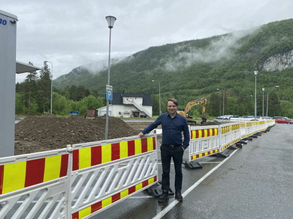 BYGGER UT. Fabrikksjef Karl Peter Johansen fremfor anleggsområdet der brakkeriggen skal stå. BYGGER UT. Fabrikksjef Karl Peter Johansen fremfor anleggsområdet der brakkeriggen skal stå. Foto: Jan Erling Håkonsen