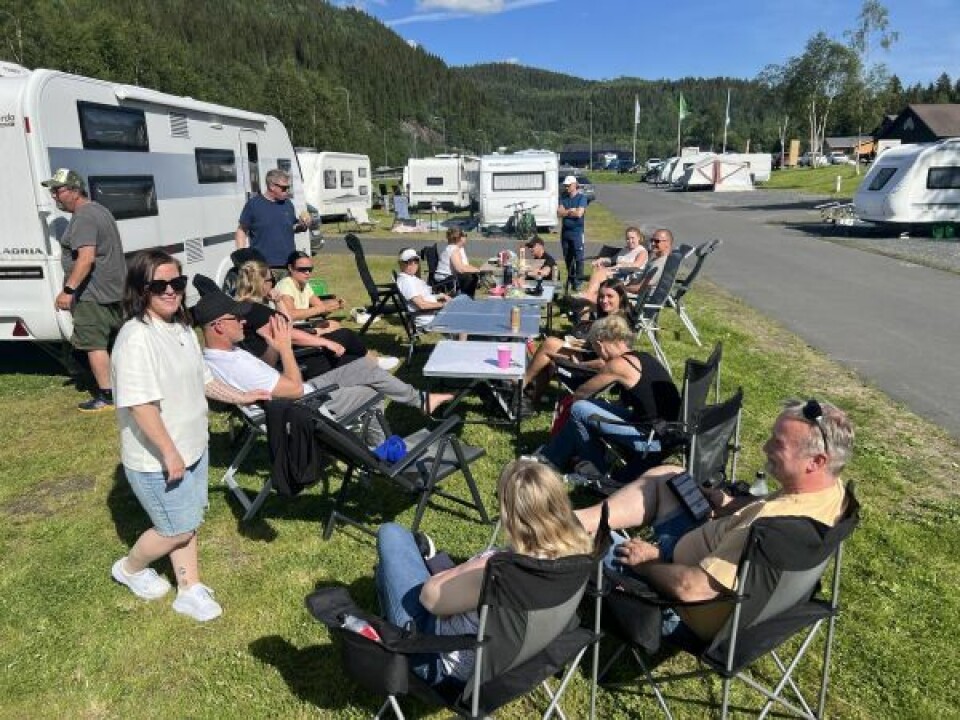 Det handlet ikke bare om fotball i Mosjøen. Spillere og tilreisende foreldre fikk også tid til grilling i finværet. Det handlet ikke bare om fotball i Mosjøen. Spillere og tilreisende foreldre fikk også tid til grilling i finværet. Foto: Fauske/Sprint