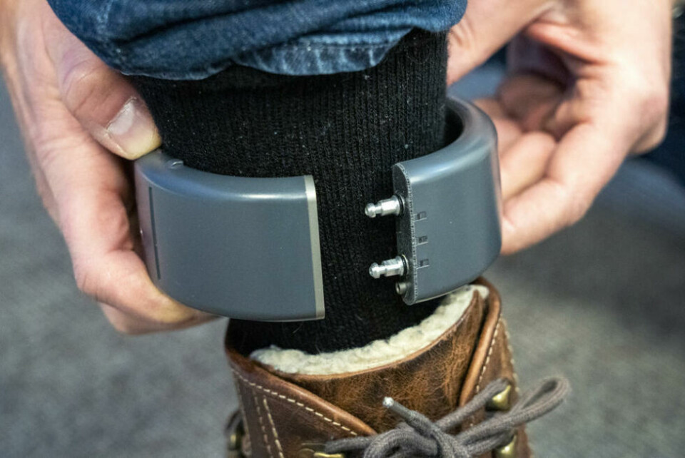 Omvendt fotlenke voldsalarm fungerer, enkelt forklart, slik at det ikke er den som trenger beskyttelse, men den man trenger beskyttelse mot, som må bære alarmen. Omvendt fotlenke voldsalarm fungerer, enkelt forklart, slik at det ikke er den som trenger beskyttelse, men den man trenger beskyttelse mot, som må bære alarmen. Foto: Gorm Kallestad / NTB