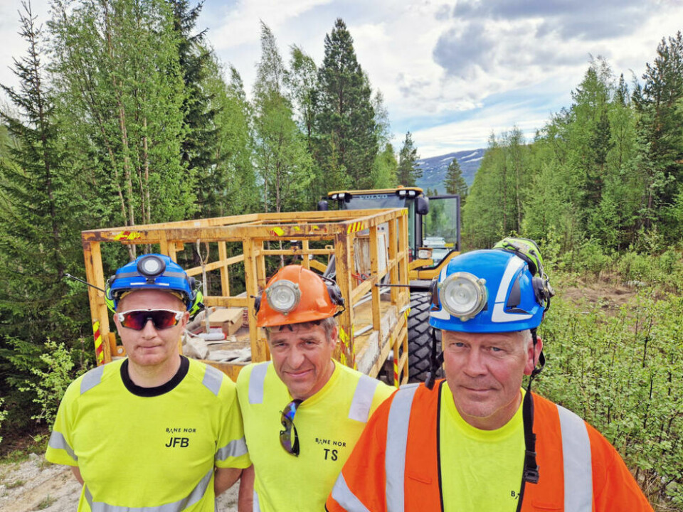 SØRGER FOR AT TOGET GÅR. Anleggsarbeiderne (fra venstre) Jan Fredrik Berg, Torbjørn Solvoll og Roger Benjaminsen utgjør fjellaget som jobber med sikring av tunneler og skjæringer på Nordlandsbanen. SØRGER FOR AT TOGET GÅR. Anleggsarbeiderne (fra venstre) Jan Fredrik Berg, Torbjørn Solvoll og Roger Benjaminsen utgjør fjellaget som jobber med sikring av tunneler og skjæringer på Nordlandsbanen. Foto: Simen Slette Sunde, Bane NOR