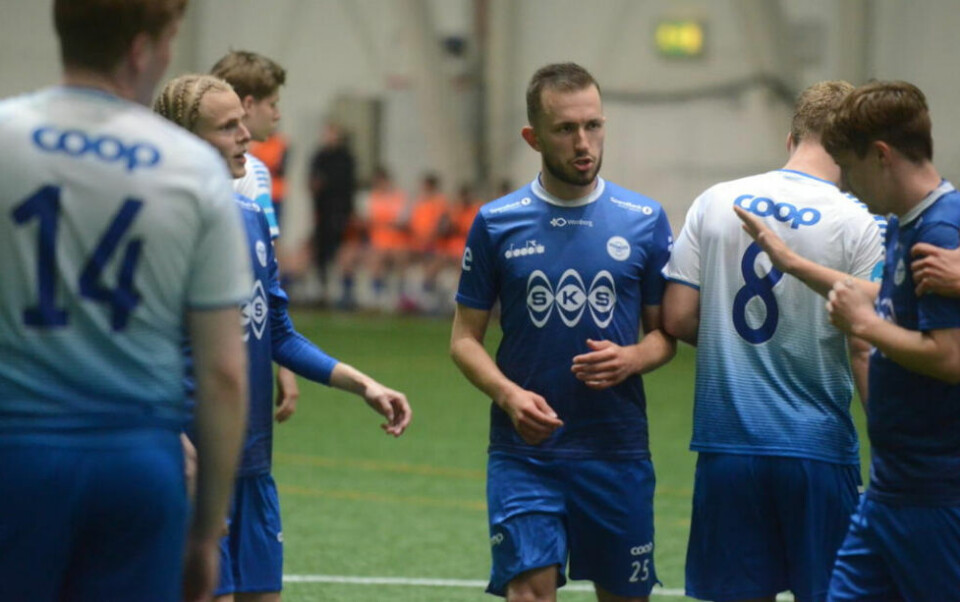 AVGJORDE IGJEN. Richard Johansen Halvorsen scoret to, Herman Monssen Furumo ett da Junkeren 2 ble slått onsdag. Sondre Nyland gratulerer her med 1-0-målet. AVGJORDE IGJEN. Richard Johansen Halvorsen scoret to, Herman Monssen Furumo ett da Junkeren 2 ble slått onsdag. Sondre Nyland gratulerer her med 1-0-målet. Foto: Espen Johansen