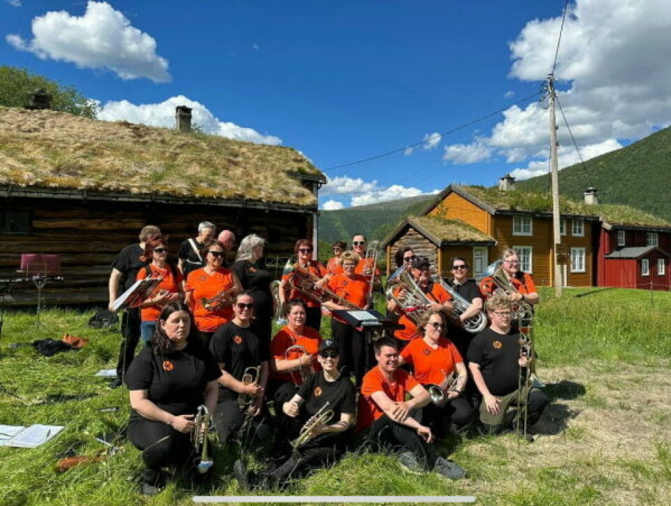 SJØNSTÅ. På Sjønstå var det ikke bare møsbrømlefser det handlet om søndag. Kulturveien brass var blant korpsene som bidro med musikk og representanter for Sjønstå gård fotalte om gårdens historie til mange interessert lyttere. SJØNSTÅ. På Sjønstå var det ikke bare møsbrømlefser det handlet om søndag. Kulturveien brass var blant korpsene som bidro med musikk og representanter for Sjønstå gård fotalte om gårdens historie til mange interessert lyttere. Foto: Linn N Godtfredsen
