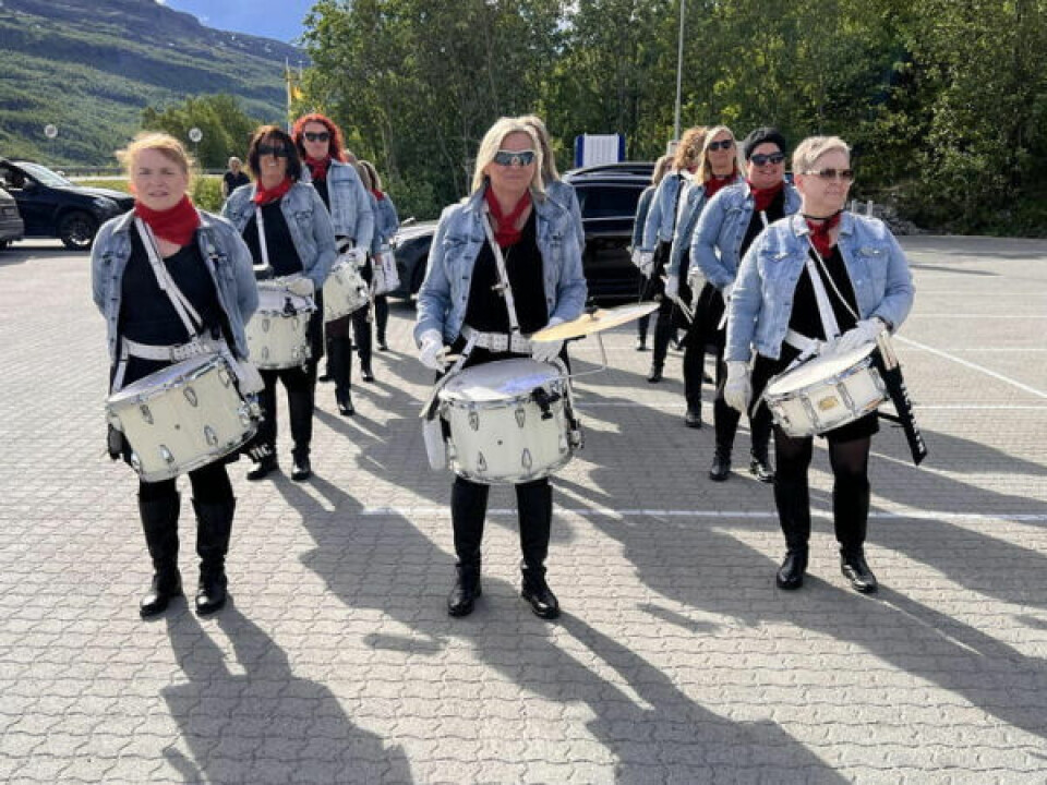 POPULÆRE. Fauske paradekorps, ofte omtalt som trommedamene, høstet stor applaus da de spilte under helgens stevne. POPULÆRE. Fauske paradekorps, ofte omtalt som trommedamene, høstet stor applaus da de spilte under helgens stevne. Foto: Espen Johansen