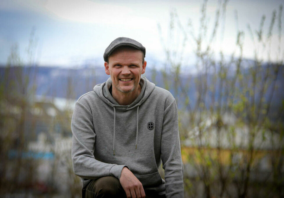 KONSERT-KLAR. Musiker Pål-Are Bakksjø gleder seg til å spille på Fellesheimen. - Jeg ønsker å vekke bygda litt. Det kjennes kanskje rart å skulle gå på konsert på en helt vanlig tirsdag, men jeg tror folk vil synes det er verdt det, sier han. KONSERT-KLAR. Musiker Pål-Are Bakksjø gleder seg til å spille på Fellesheimen. - Jeg ønsker å vekke bygda litt. Det kjennes kanskje rart å skulle gå på konsert på en helt vanlig tirsdag, men jeg tror folk vil synes det er verdt det, sier han. Foto: Lise Berntzen