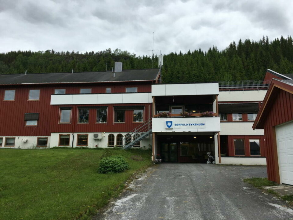 SKEPTISK. På sikt er det planlagt å samle institusjonsomsorgen på Straumen. Nå skal kommunedirektøren i Sørfold utrede en midlertidig samlokalisering mens de venter på nybygg. Sykepleierforbundet er skeptiske til kutt ved Sørfold sykehjem uten at det er gjort en risikoanalyse. SKEPTISK. På sikt er det planlagt å samle institusjonsomsorgen på Straumen. Nå skal kommunedirektøren i Sørfold utrede en midlertidig samlokalisering mens de venter på nybygg. Sykepleierforbundet er skeptiske til kutt ved Sørfold sykehjem uten at det er gjort en risikoanalyse. Foto: Eva S. Winther