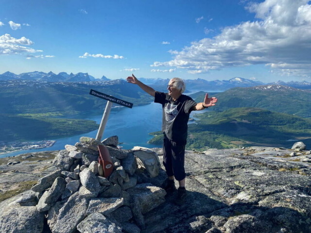 PÅ TOPPEN. Vidar Natvig (87) er opprinnelig fra Kvitblik og fikk oppfylt en gammel drøm sist søndag med å gå til toppen av Straumklumpen. - Dette er et utrolig mål for meg, sier han. Alle foto: Eva S. WintherSNART OPPE. LIke før toppen kommer man til ei slette med et ørlite vann.SISTE PAUSE. Det ble tatt mange pauser på tur oppover. Her er han sammen med Benny Sætermo og Anne Lise Skonseng Sætermo som var med ham på turen.NYTER UTSIKTEN. Det var godt å sette seg ned på toppen og la beina få hvile.FINT OMRÅDE. - Jeg hadde hørt om Fagerbakkan, men hadde aldri trodd jeg skulle få se det, sier Vidar Natvig. Her står han og turfølge Benny Sætermo ved utsikten østover mot Fagerbakkan og veien opp til Siso.FJELLFLORA. Underveis ble det god tid til å studere blomster. Her ser vi den hvite fjellarven, rosa greplyngen og de små, hvite kantlyngblomstene.EVENTYRLIG. Det var strålende vær under turen. Her er turfølget på vei ned igjen. PÅ TOPPEN. Vidar Natvig (87) er opprinnelig fra Kvitblik og fikk oppfylt en gammel drøm sist søndag med å gå til toppen av Straumklumpen. - Dette er et utrolig mål for meg, sier han. Alle foto: Eva S. Winther