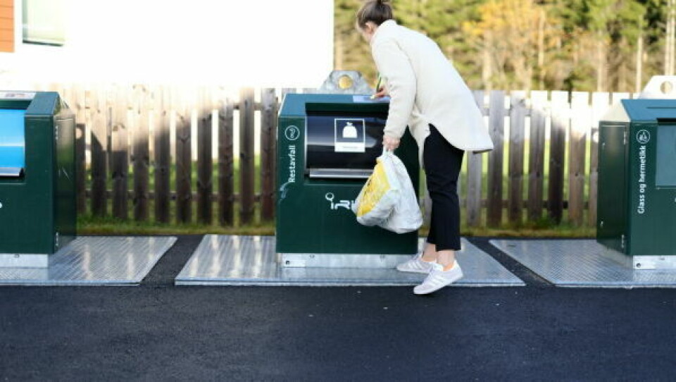 BELØNNING. Nå skal det lønne seg å sortere restavfall, før du slipper posen ned i containeren. Jo bedre sortert avfall, dess mindre blir fakturaen. BELØNNING. Nå skal det lønne seg å sortere restavfall, før du slipper posen ned i containeren. Jo bedre sortert avfall, dess mindre blir fakturaen. Foto: Iris Salten