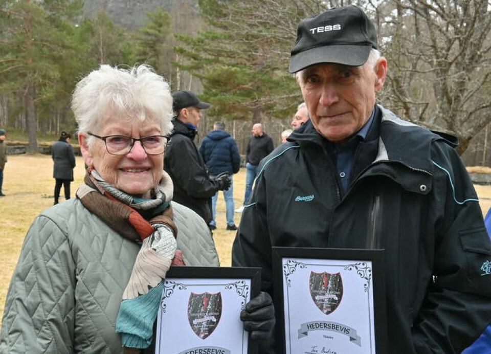 HEDERSPRIS. Magnhild Martinussen og Tore Bentsen fikk Minnekulturfond Blodveiens hederspris for å ha gitt fanger mat og bidratt til å ta vare på historien. HEDERSPRIS. Magnhild Martinussen og Tore Bentsen fikk Minnekulturfond Blodveiens hederspris for å ha gitt fanger mat og bidratt til å ta vare på historien. Foto: Stig Bjørnar Karlsen