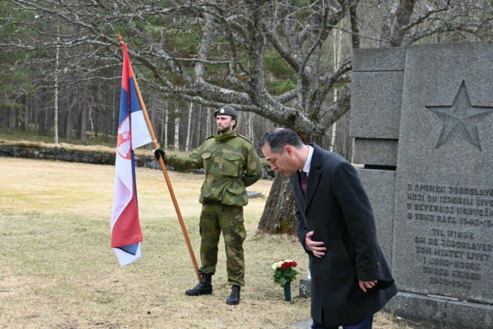 TAKKNEMLIG. Serbisk ambassadør i Norge, Dragan Petrovic, viste dyp respekt og takknemlighet til de som ga fangene mat og de som tar vare på historien. TAKKNEMLIG. Serbisk ambassadør i Norge, Dragan Petrovic, viste dyp respekt og takknemlighet til de som ga fangene mat og de som tar vare på historien. Foto: Stig Bjørnar Karlsen