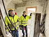 VINDUSJOBB. Jan Olsen og Bjørn A. Rognmo jobber hver eneste dag med å renovere Maskinhuset i Fagerli. For tiden er det vinduene på fasaden mot veien som har prioritet. Foto: Espen Johansen