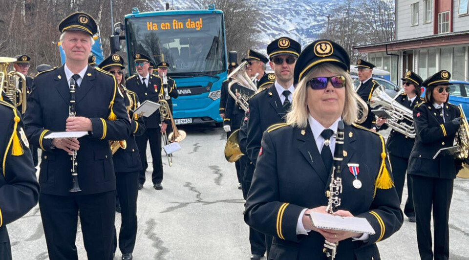 BUSS. Med buss sørget SMK for å spre god 1. mai-stemning til flere deler av Sulis på morgenen. Og bussen selv ønsket alle en fin dag. BUSS. Med buss sørget SMK for å spre god 1. mai-stemning til flere deler av Sulis på morgenen. Og bussen selv ønsket alle en fin dag. Foto: Espen Johansen