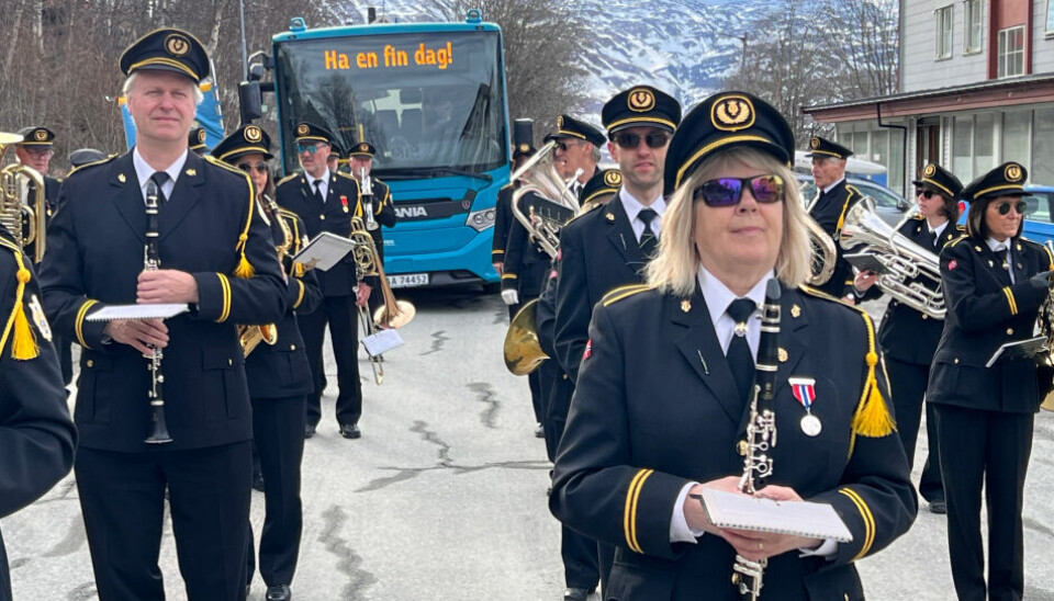 BUSS. Med buss sørget SMK for å spre god 1. mai-stemning til flere deler av Sulis på morgenen i 2023. Og bussen selv ønsket alle en fin dag. SMK er selvsagt på plass på Arbeidernes dag også i år.