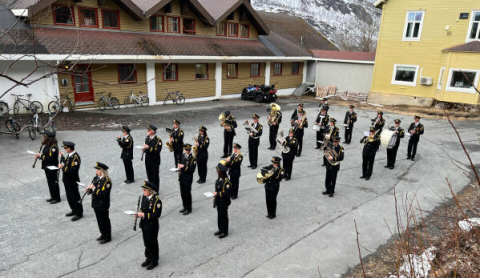 MOTTAKET. Andre stopp på ruta var mottaket, der flere kom ut for å se og høre på. MOTTAKET. Andre stopp på ruta var mottaket, der flere kom ut for å se og høre på. Foto: Espen Johansen