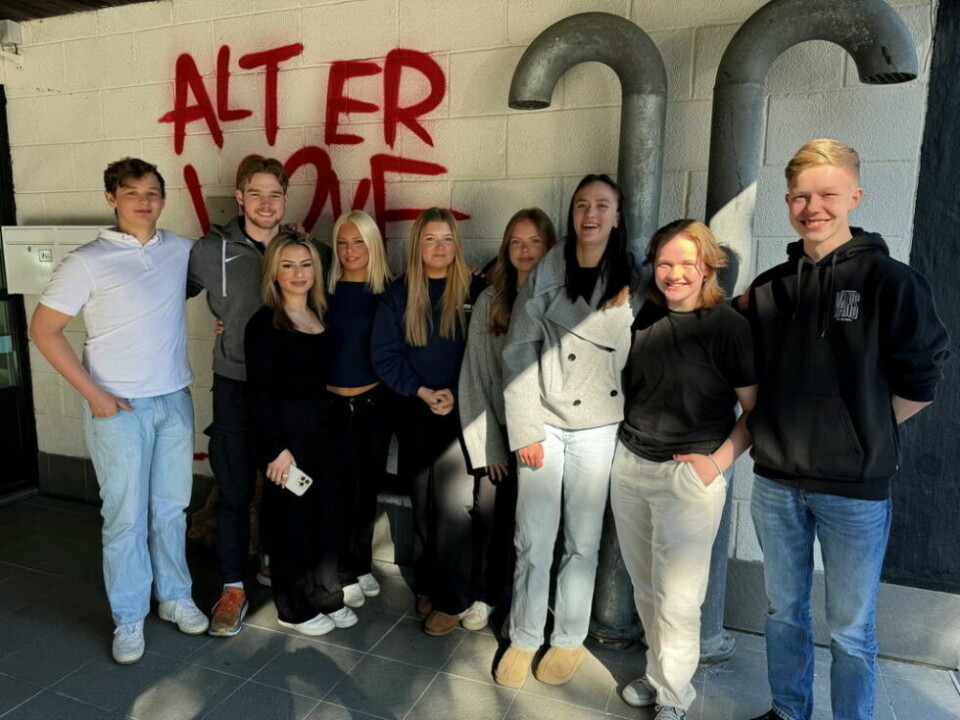 ARRANGERER 17. MAI. Denne gjengen i førsteklassen ved Saltdal videregående skole skal sørge for at 17. mai på Rognan blir en minneverdig feiring. Fra venstre: Alf Kristian Aure Jansen, Odin Elias Bye, Shania Narsti, Siri Ernstsen, Isabell Kjellbakk, Tonje Bringslimark, Arja Miller, Mia Tjønn og Mikkel Nymo Franing ARRANGERER 17. MAI. Denne gjengen i førsteklassen ved Saltdal videregående skole skal sørge for at 17. mai på Rognan blir en minneverdig feiring. Fra venstre: Alf Kristian Aure Jansen, Odin Elias Bye, Shania Narsti, Siri Ernstsen, Isabell Kjellbakk, Tonje Bringslimark, Arja Miller, Mia Tjønn og Mikkel Nymo Franing Foto: Helge Simonsen
