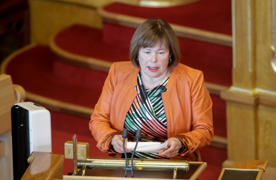PÅ JOBB. Siv Mossleth er på plass på Stortinget for å jobbe. Hun kommer seg ikke ut før trusselen er oppklart. PÅ JOBB. Siv Mossleth er på plass på Stortinget for å jobbe. Hun kommer seg ikke ut før trusselen er oppklart. Foto: NTB