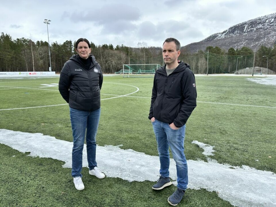 FORNØYD. - Vi er strålende fornøyd med å få på plass nytt og oppdatert kunstgress. Dette har vi ventet på i ganske mange år, sier daglig leder i FKSK, Jeanette Steen Kristensen (t.v.). FORNØYD. - Vi er strålende fornøyd med å få på plass nytt og oppdatert kunstgress. Dette har vi ventet på i ganske mange år, sier daglig leder i FKSK, Jeanette Steen Kristensen (t.v.). Foto: Erica Restoften