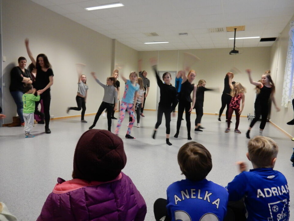 Nå blir dans på nytt et av tilbudene i kulturskolen i Sørfold. Her er et bilde fra en del år tilbake da det var dans på programmet. Nå blir dans på nytt et av tilbudene i kulturskolen i Sørfold. Her er et bilde fra en del år tilbake da det var dans på programmet. Foto: Arkiv/Steinar Strand
