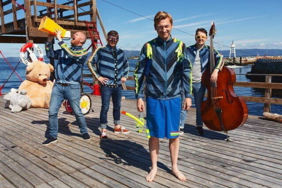 SPILLER OPP. De er spellemannsprisvinnere og har tatt både barn og voksne over hele landet med storm. Nå er Rasmus og verdens beste band klare for å spille på Sommerblå. SPILLER OPP. De er spellemannsprisvinnere og har tatt både barn og voksne over hele landet med storm. Nå er Rasmus og verdens beste band klare for å spille på Sommerblå. Foto: Endre Forbord