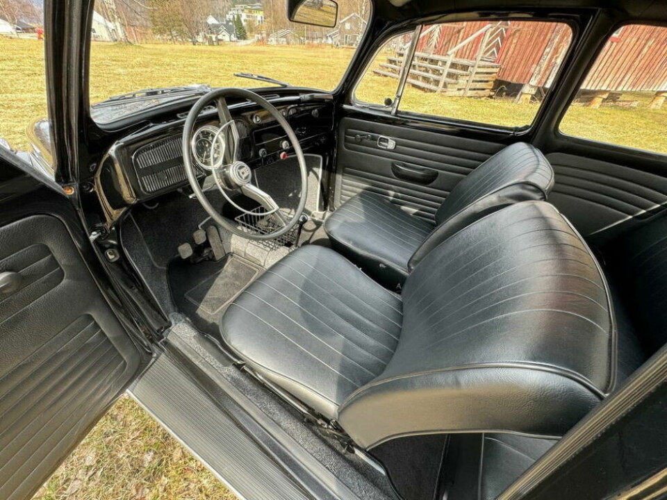GODE VENNER. For de som er vant til nye biler, er det trangt i en gammel Volkswagen Boble. Men interiøret er helt prikkfritt, og det er overraskende god komfort i setene. GODE VENNER. For de som er vant til nye biler, er det trangt i en gammel Volkswagen Boble. Men interiøret er helt prikkfritt, og det er overraskende god komfort i setene. Foto: Helge Simonsen