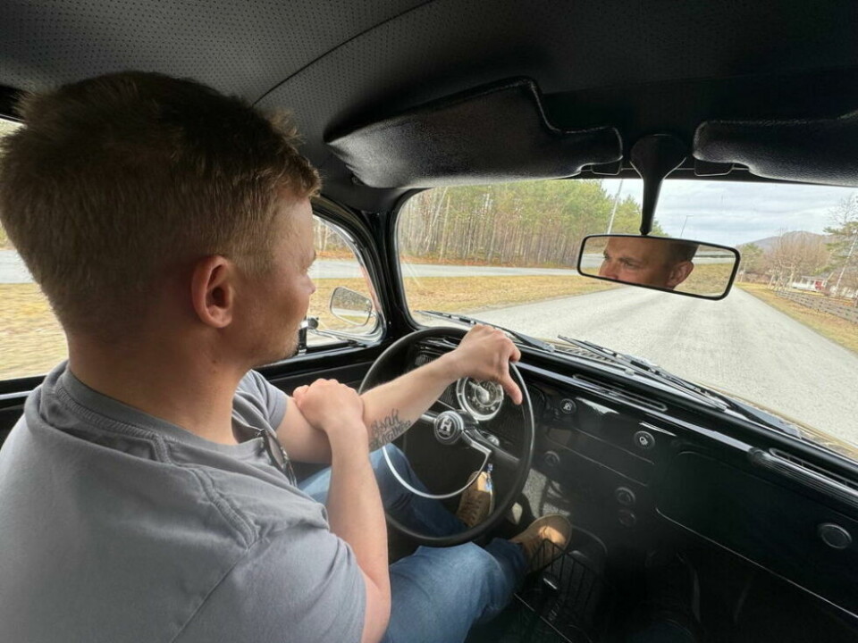 SMILER. Frank Marius Pettersen stortrives bak rattet på bobla. - Man kan ikke la være å smile her, særlig med alle som vinker og smiler til meg, sier han. SMILER. Frank Marius Pettersen stortrives bak rattet på bobla. - Man kan ikke la være å smile her, særlig med alle som vinker og smiler til meg, sier han. Foto: Helge Simonsen