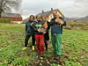 DELER JORDA. Sogneprest i Saltdal, Sven Becker, vil gjerne at alle som vil skal kunne bruke området rundt prestegården til å dyrke sin egen mat. Fra venstre Gro Wenche Stensland, Tove Berre, Kim Mietinen og Sven Becker. Foto: Sverre Breivik